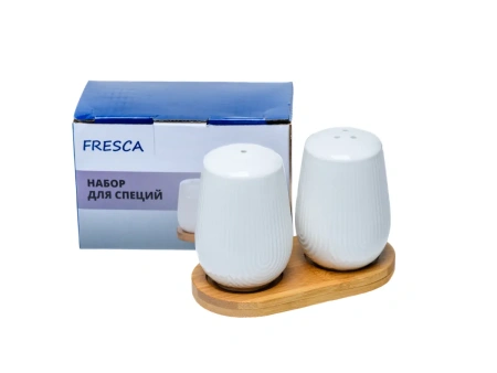 НАБОР ДЛЯ СПЕЦИЙ фарфоровый 2 пр. на бамбуковой подставке 11,5*6,5 см: солонка, перечница (арт. PJ03448, код 273874)