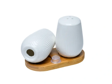 НАБОР ДЛЯ СПЕЦИЙ фарфоровый 2 пр. на бамбуковой подставке 11,5*6,5 см: солонка, перечница (арт. PJ03448, код 273874)