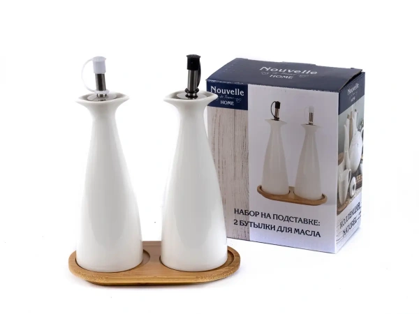 НАБОР БУТЫЛОК ДЛЯ УКСУСА И МАСЛА фарфоровых 2 шт. 15,5*21*9 см/250 мл на деревянной подставке (арт. 2631048, код 236480)